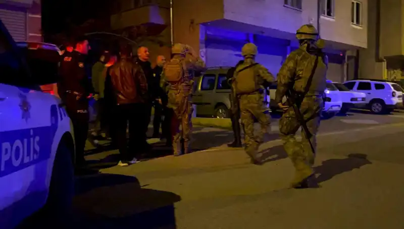 Balkondan Tüfekle Ateş Açan Adam, Polisle Gergin Dakikalar Yaşadı!