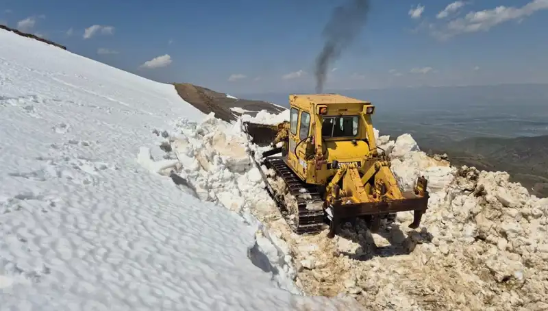 Nisan Ayında 2 Metreyi Aşan Kar, Yol Açma Çalışmalarını Zorladı