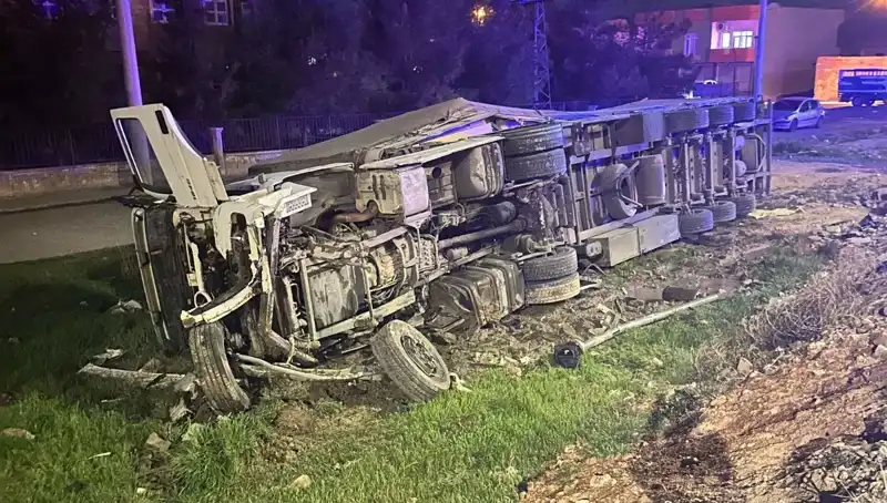TIR Devrildi: 6 Kişi Yaralandı, Olayın Ayrıntıları Şaşkınlık Yarattı