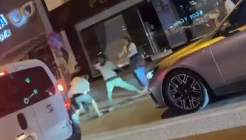 Cadde Boks Ringine Döndü: Yumruklar ve Heyecan Sokaklarda Patladı