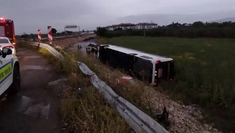 Manisa’da Yolcu Otobüsü Kazasında Yaralılar: Detaylar Ortaya Çıktı!