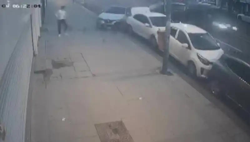 Direksiyon Kontrolünü Kaybeden Sürücü, Park Halindeki Araçlara Çarptı