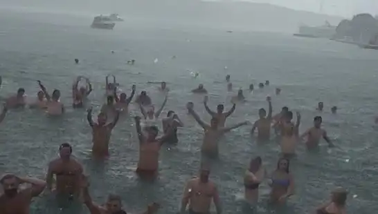 İstanbul'da Yağmura Rağmen Eğlenceli Plaj Anları: Bebek'te Sıcak Yaz Havası