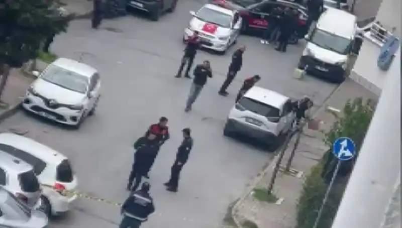 Yolda Yürüyen Adam Kurşun Yağmuruna Tutuldu: Olayın Detayları Şok Edici!