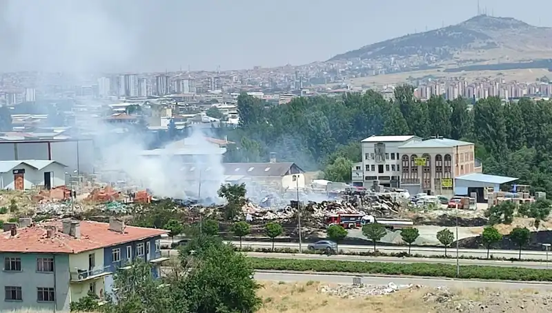 Otluk Alanda Patlak Veren Yangın, Depoyu Alev Alev Sardı!
