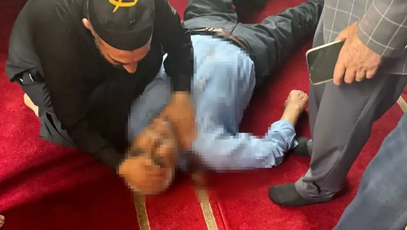 Camide Namaz Kılarken Bıçaklanan İnsan Hayatını Kaybetti!