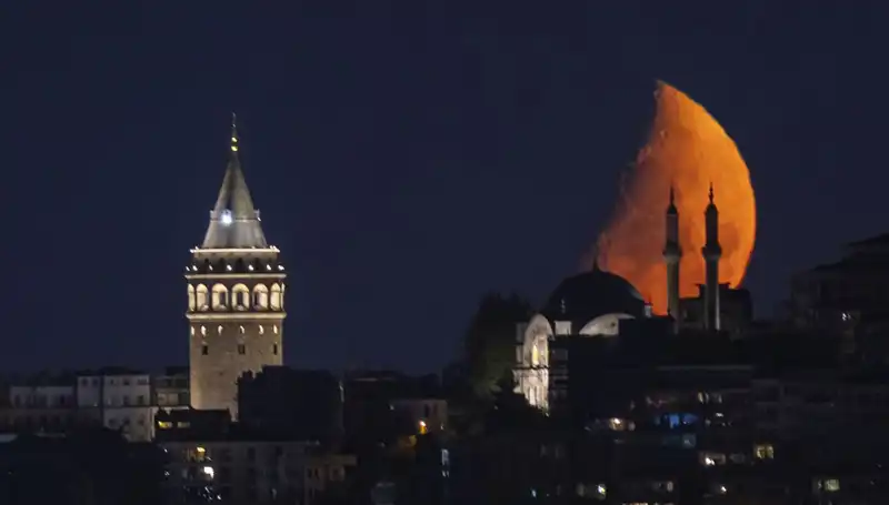 İstanbul'da Yarım Ay Görseli Şehri Aydınlattı