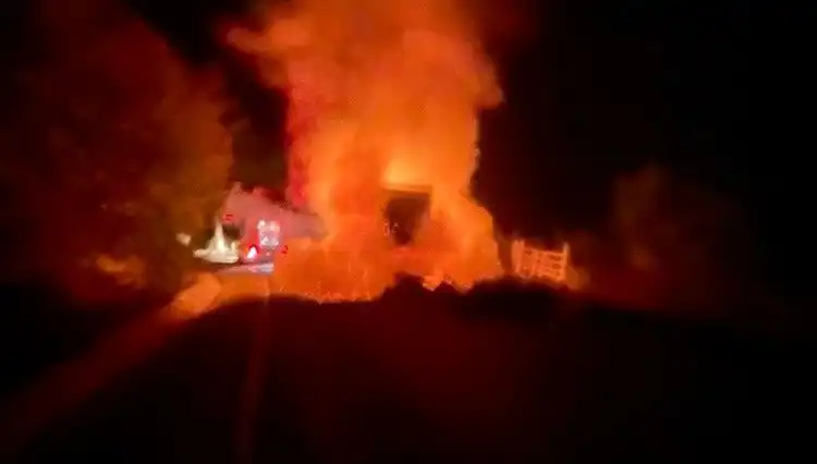 Seyir Halindeki Kamyonet Alev Alev Yandı, Şoke Eden Görüntüler Ortaya Çıktı