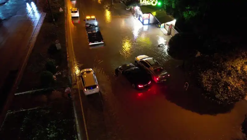 Adana'da Sağanak Yağış Alarmı: Cadde ve Yolları Su Bastı!