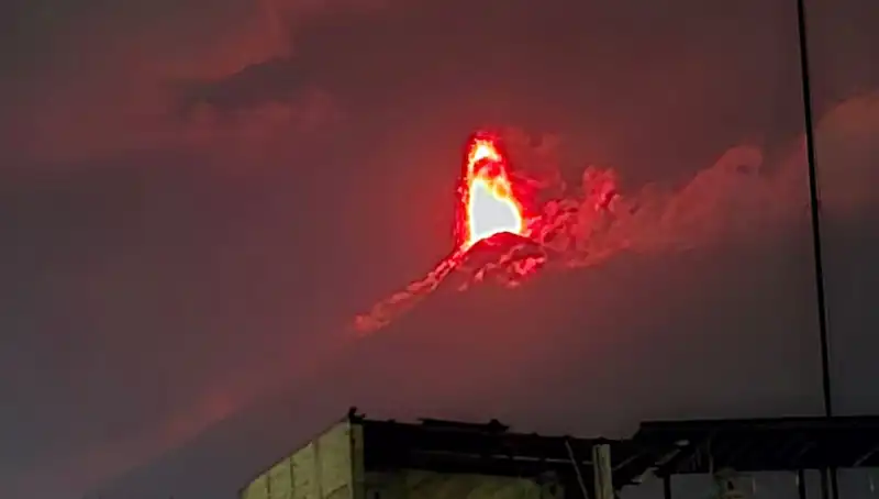 Fuego Yanardağı Neden Yeniden Patladı? 30 Bin Kişi Tahliye Edildi