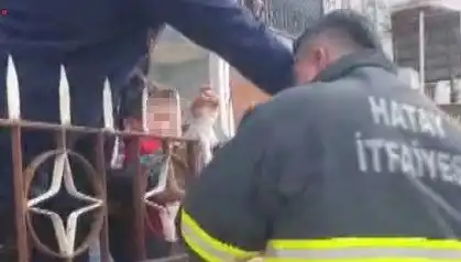 Hatay’da Şok Edici Kaza: Çocuk Demir Korkuluğa Sıkıştı!