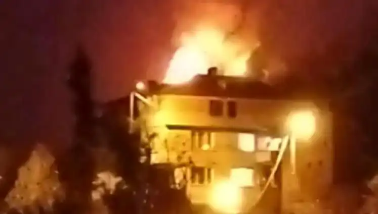 Saman Yüklü Çatı Alev Alev: Mahalleli Panic İçinde Sokağa Döküldü