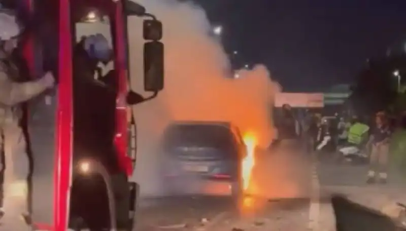 Otoyolda meydana gelen kaza sonrası alev alev yanan araç vatandaşları endişelendirdi
