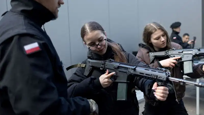 Polonya, Savaşa Hazırlanmak için Sivilleri Askeriye Eğitiyor
