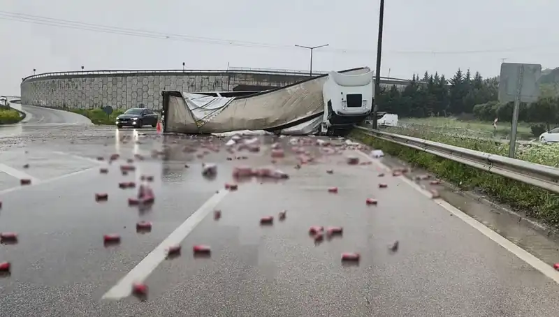 TIR Devrildi, Yolda İçki Şenliği: Çeşitli Markalar Şaşırttı!