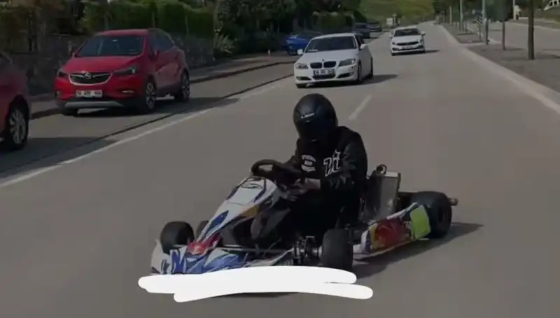 Tehlikeli Drift Gösterisi: Go-Kart Sürücüsü Yolda Nefes Kesen Anlar Yaşattı!