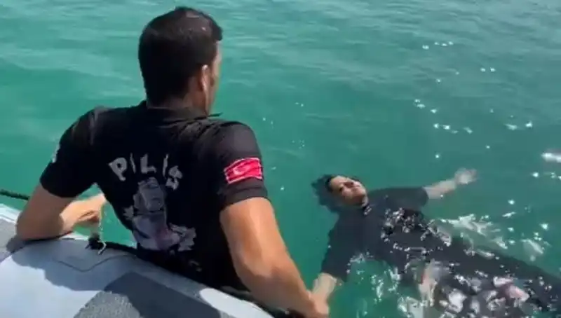 ** Baraj Gölüne Düşen Kadın Gemi Adamları Tarafından Kurtarıldı**