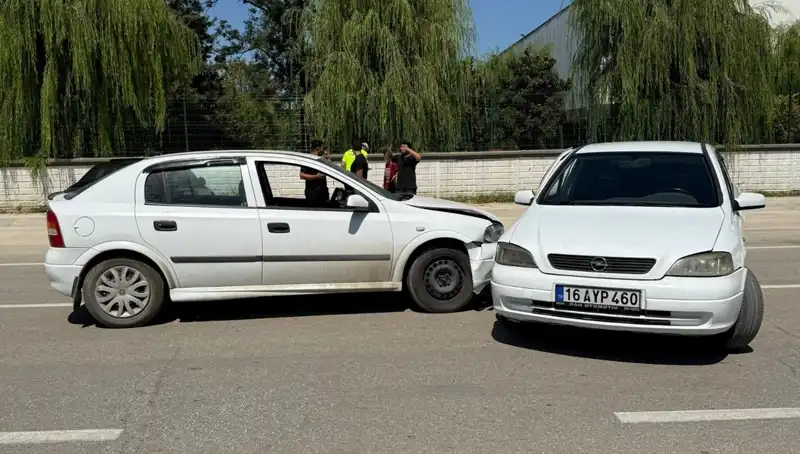İki Otomobil Çarpıştı: Yer Elmaçık'ta Feci Kaza, İki Yaralı!