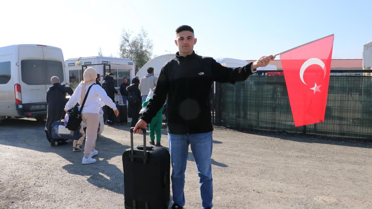 Suriye'ye Türk bayrağıyla dönen bir adamın hikayesi