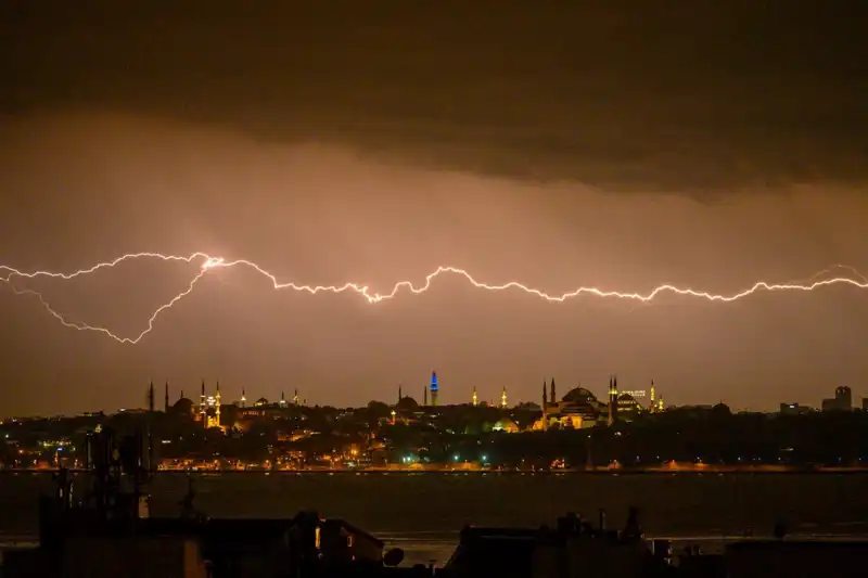 İstanbul’da Sıcaklık 22 Derece Birden Düşecek: Kar Yağışı Kapıda!