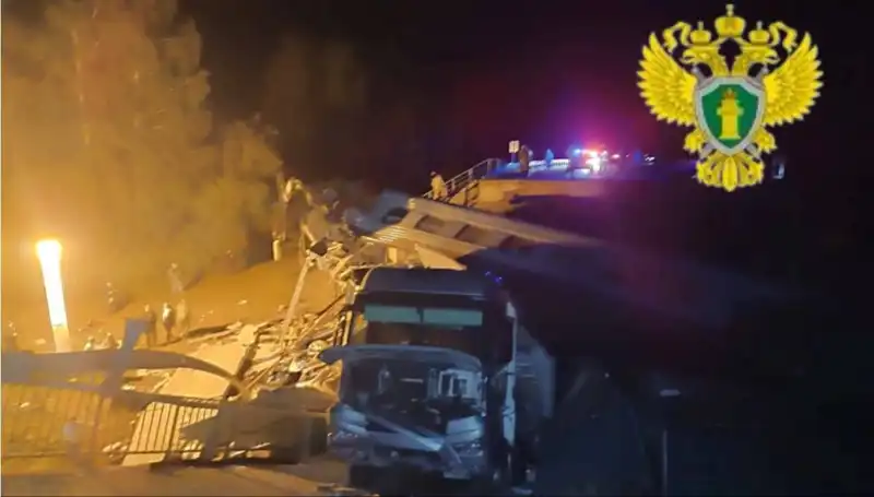 Rusya'da İki Köprünün Çökmesi ve Tren Kazası: Trajik Olayda Yedi Kayıp!